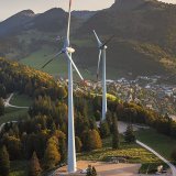 La COMCO devra statuer sur l'ouverture éventuelle d'une enquête, avec à l'appui quatre classeurs fédéraux d'éléments touchant au choix des futurs sites éoliens fribourgeois fournis par l'avocat des huit communes (photo d'illustration). KEYSTONE/VALENTIN FLAURAUD